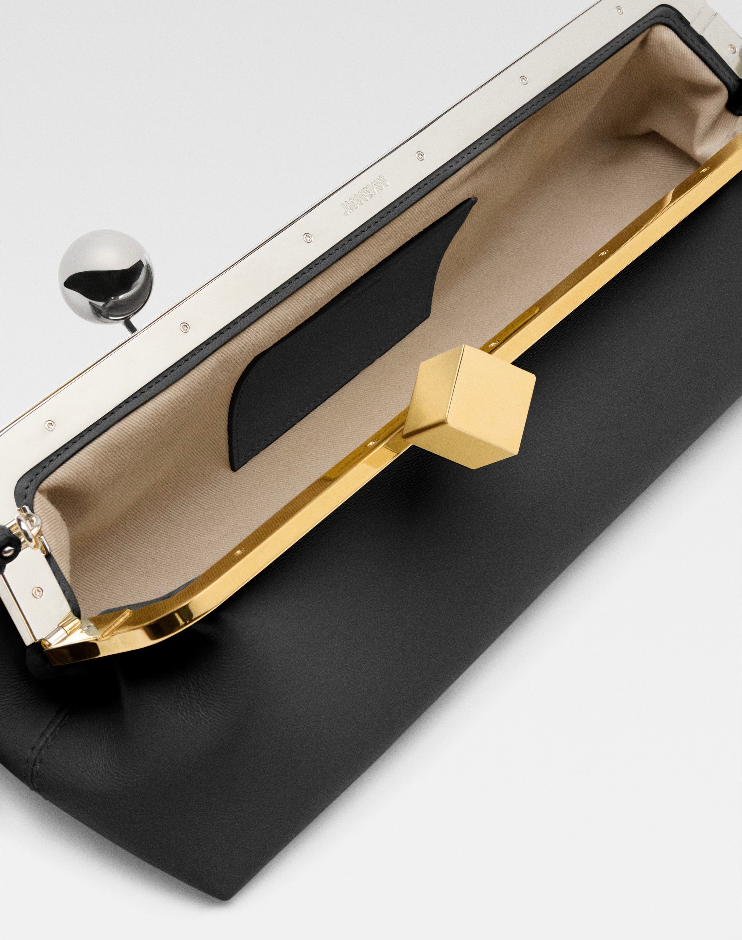 JACQUEMUS - La Pochette Salon